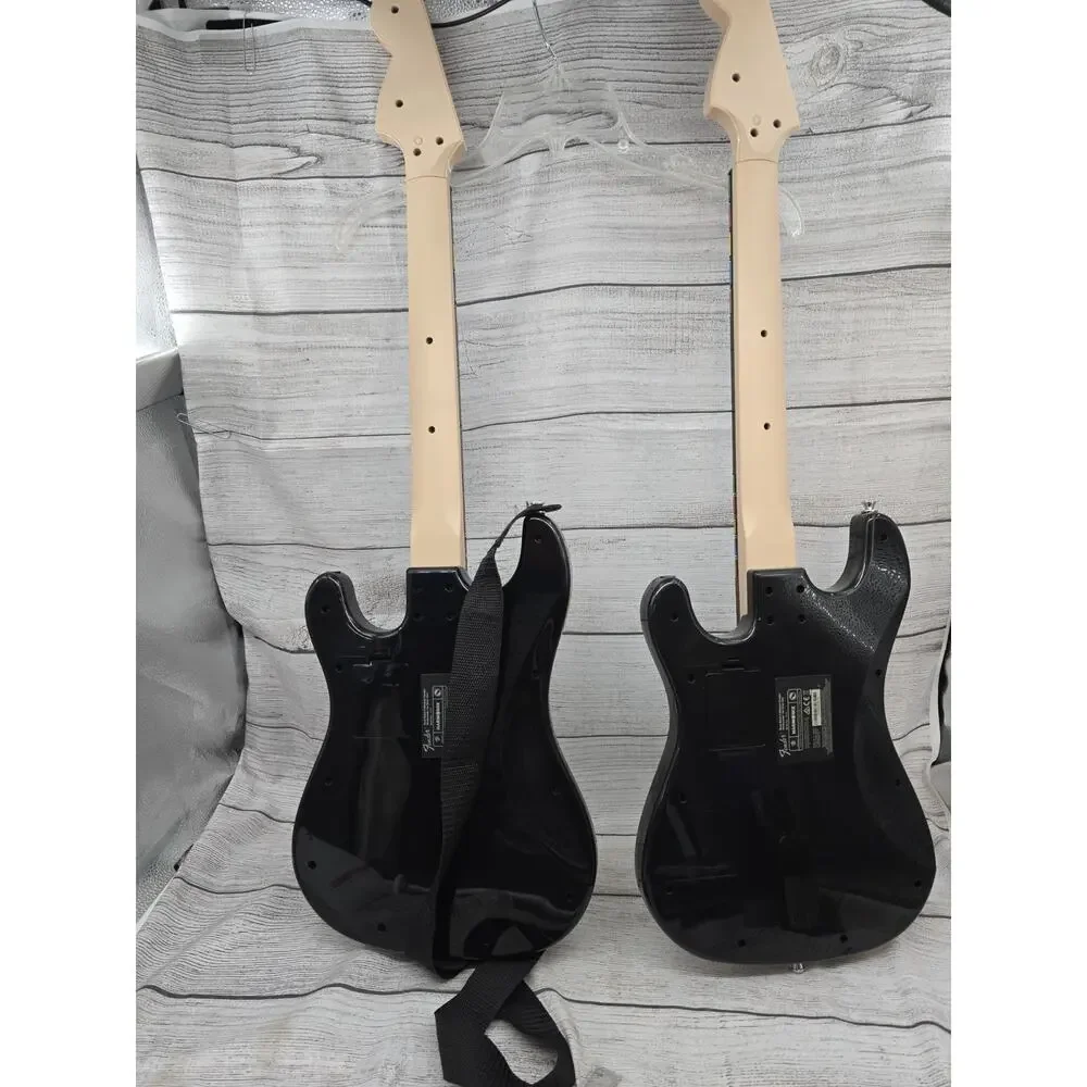 Rock Band 4 Xbox One 91161 Wireless Fender Stratocaster Guitar Controller Powers